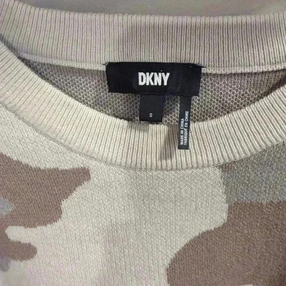 DKNY‎ beige cream camo crop sweater women's small - Picture 3 of 4